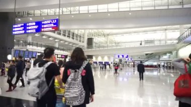 Hong Kong, Çin - Nisan 2016: Hong Kong Uluslararası Havaalanı'nda Geliş salonunda Bagaj insanlarla 