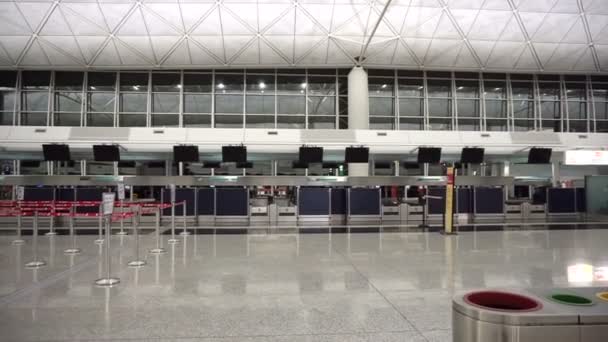 Hongkong, Kina - April 2016: Personer med resgods i avgångshallen på Hong Kong International Airport — Stockvideo