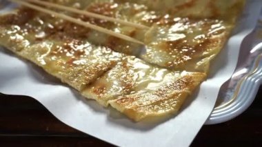 Tayland popüler sokak gıda, tabak içinde hizmet veren tatlı çıtır gözleme roti görüntüsünü kapatmak