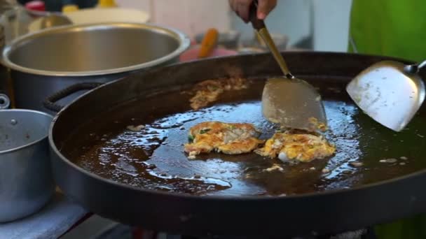 Goreng tiram dan pancake kerang di piring panas, makanan jalanan Thailand — Stok Video