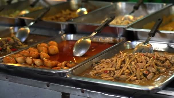 Fast-Food-Tablett im thailändischen Stil, verschiedene Speisen zum Essen im Restaurant oder zum Mitnehmen — Stockvideo