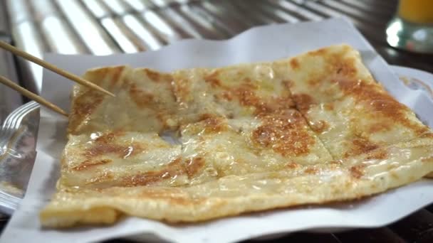 Close up shot di street food thailandese popolare, dolce croccante pancake roti che serve in piatto — Video Stock