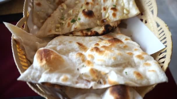 Indisches Essen. Naan Pfannkuchenmehl und Knoblauch Geschmack — Stockvideo