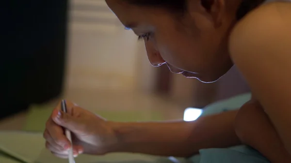 Azjatyckie dziewczyny gry smartphone w nocy w niski światło dom — Zdjęcie stockowe