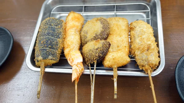 Kushikatsu, plat japonais de viande assaisonnée, brochée et frite — Photo