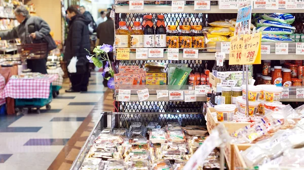 OSAKA, JAPÃO - Março de 2015: Pessoas andando e fazendo compras em Superm — Fotografia de Stock