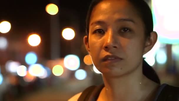 Asiática turista chica vagando en la ciudad por la noche buscando confundir pensamiento y perdido — Vídeo de stock