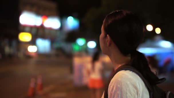 Asiática turista chica vagando en la ciudad por la noche buscando confundir pensamiento y perdido — Vídeo de stock