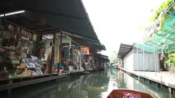 Samut Songkhram, Thajsko - březen 2016: Video pohled plavba na lodi v plovoucí trh mezník oblíbenou destinací Thajska — Stock video
