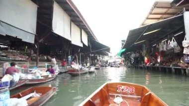 Samut Songkhram, Tayland - Mart 2016: Pazar popüler hedef landmark Tayland yüzen tekne üzerinde seyir Video görünümü