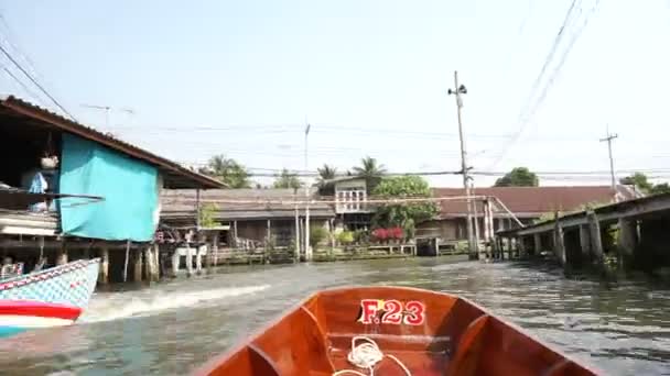 Samut Songkhram, Thajsko - březen 2016: Video pohled plavba na lodi v plovoucí trh mezník oblíbenou destinací Thajska — Stock video