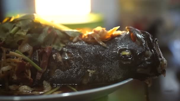 Video de la comida china estilo de vapor de pescado entero con salsa de soja y cebolla de primavera — Vídeos de Stock