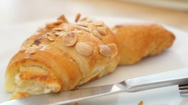 Taze pişmiş kruvasan badem rulo ekmek 