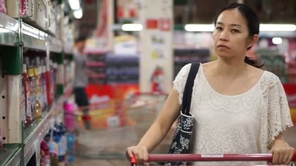 Ragazza asiatica, donna che cammina, cerca e fa shopping snack nell'isola del supermercato — Video Stock