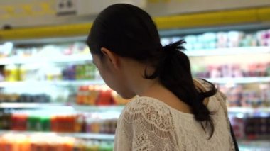 Asyalı kız, gıda toptan süpermarkette alışveriş kadın