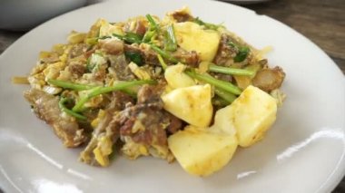 Tay yerel günlük gıda, domuz fesleğen heyecan masada patates kızartması