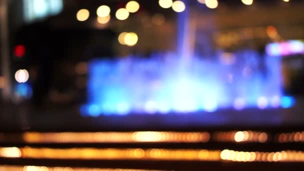 Blur background of fountain at the shopping area in the city at night — Stock Video