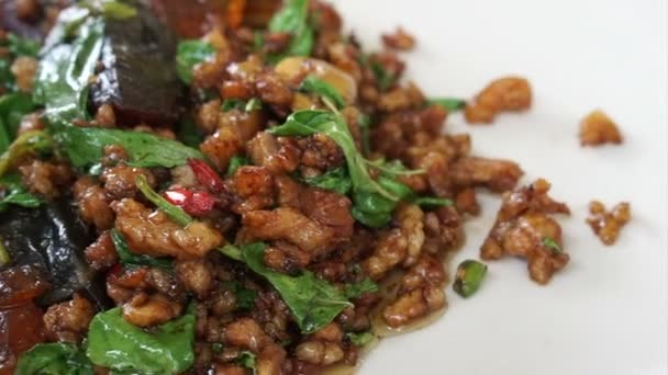 Comida local tailandesa, papas fritas de albahaca de cerdo en la mesa — Vídeo de stock