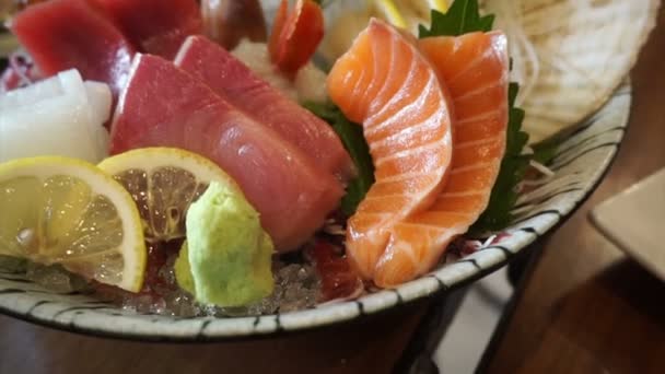 Japon mutfağı sigorta primi sashimi tabağı. somon, ton balığı, midye, karides, somon Karaca, deniz kestanesi ve sörf deniz tarağı — Stok video