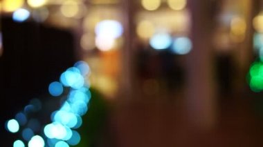 Gölge insanlar yürüme ile tatil ışık bokeh arka plan bulanıklık 