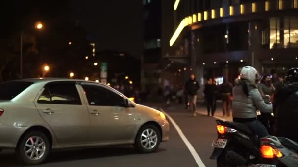 Тайбэй, Тайвань - ФЕВРАЛЬ, 2016: Транспортные автомобили Тайваня и люди в переполненном районе города Тайбэй — стоковое видео