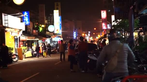 Tainan, Taiwan: February 2016: Crowd and people walking, shopping, eating in Tainan night market — Stock Video