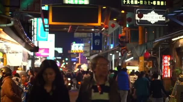 Tainan, Taiwan: February 2016: Crowd and people walking, shopping, eating in Tainan night market — Stock Video