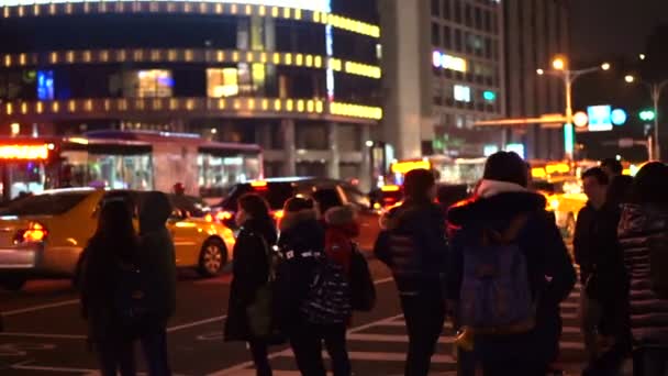 Taipei, Taiwan Roc - februari, 2016: Taiwanese vervoer auto's en mensen in de stad van Taipeh druk gebied — Stockvideo