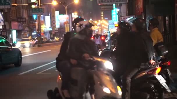 Taipei, Tayvan Roc - Şubat, 2016: Tayvanlı ulaşım arabalar ve insanlar Taipei City alan kalabalık — Stok video