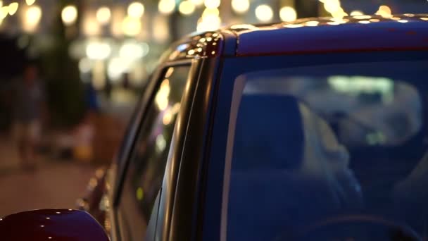 Brillante reflejo de vacaciones Navidad y Año Nuevo luz en el coche — Vídeo de stock