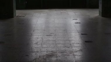 Yalnız, hayat ve umut ışıklı penceresini özetini karanlık oda
