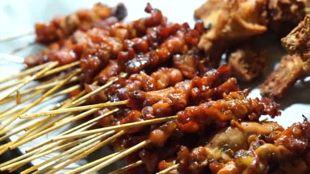 Variété genre de brochettes de barbecue thaïlandais vendant sur le marché local — Video