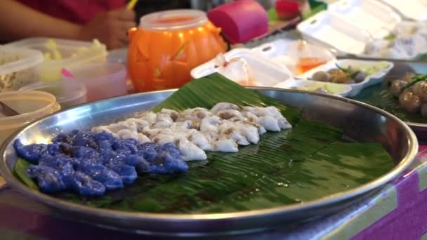 Škála nejrůznějších thajských tradičních dezertů prodej na místním trhu — Stock video