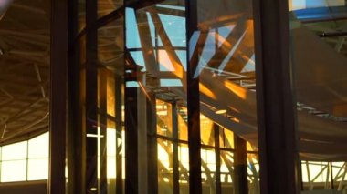 Cam mimari iç shot soyut modern binanın futuristik gün batımı Parlatıcı