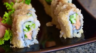 Japon füzyon suşi yemek. Tempura maki plaka üzerinde mevcut