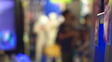 Kavram video oyunları ve ışıklar ile arcade oyun Merkezi görünümünde bulanıklık