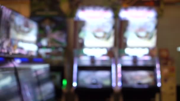 Video de concepto de visión borrosa en el centro de juegos arcade con juegos y luces — Vídeo de stock