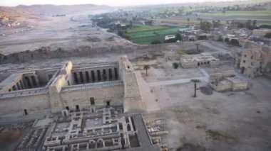Sıcak hava balonundan Medinet Habu Tapınağı Krallar Köyü 'nün arka planındaki Luxor Mısırlı