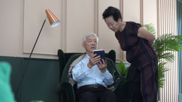 亚洲老年夫妇共享平板电脑上的信息 一起享受家中的生活 — 图库视频影像