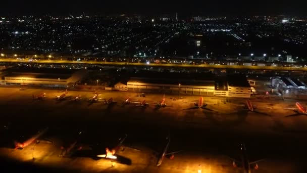 Flugzeug Hebt Der Nacht Über Flugzeugparkplatz Und Gebäude Internationalen Flughafen — Stockvideo