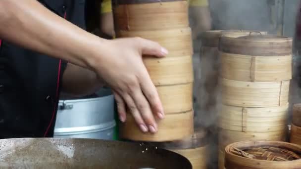 Chef Mano Moviendo Bambú Dim Sum Cesta Cocina Comida China — Vídeo de stock