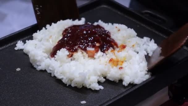 Kok Knapperige Koreaanse Kimchi Gebakken Rijst Met Saus Platte Pan — Stockvideo