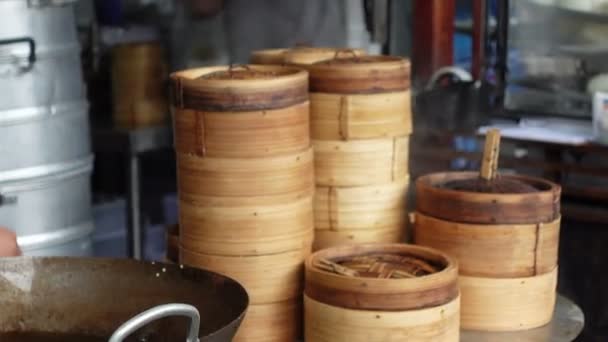 Chef Hand Moving Bamboo Dim Sum Basket Cooking Famous Chinese — Stock Video