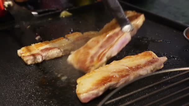 Restuarant Personeel Snijden Dikke Varkensvlees Buik Met Schaar Koreaanse Bbq — Stockvideo