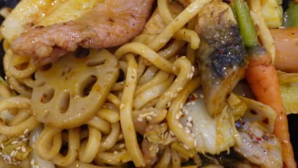 Comer Cerdo Fideos Fritos Con Pimienta Mala Cocina China Sichuan — Vídeos de Stock