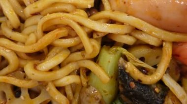 Mala biberli domuz ve kızarmış şehriye yemek Çin sichuan mutfağı baharatlı ve hissiz yemek üst görünümü