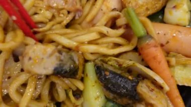Mala biberli domuz ve kızarmış şehriye yemek Çin sichuan mutfağı baharatlı ve hissiz yemek üst görünümü