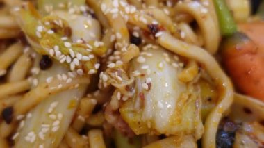 Mala biberli domuz ve kızarmış şehriye yemek Çin sichuan mutfağı baharatlı ve hissiz yemek üst görünümü