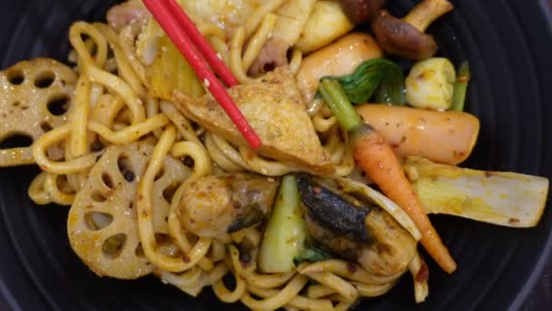 Jíst Vepřové Smažené Nudle Mala Pepř Čínská Kuchyně Sichuan Pikantní — Stock video