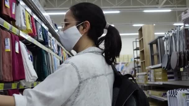 泰国曼谷 2020年9月6日 亚洲女性戴面具在零售店购物 预防Corona病毒的纪律 — 图库视频影像